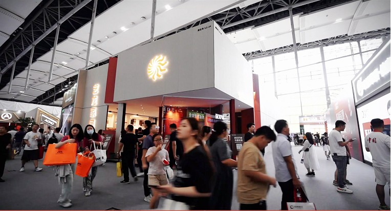 中國建博會（廣州） | 藝龍家居發(fā)力“輕高定一體化”，開展首日燃爆全場！